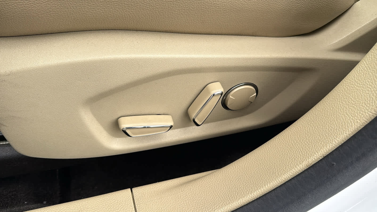 Used 2015 Ford Fusion SE w/ Equipment Group 202A image 13