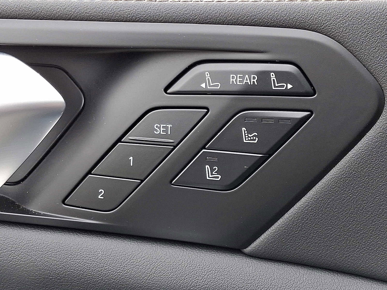 Used 2025 BMW X7 M60i w/ Executive Package image 28