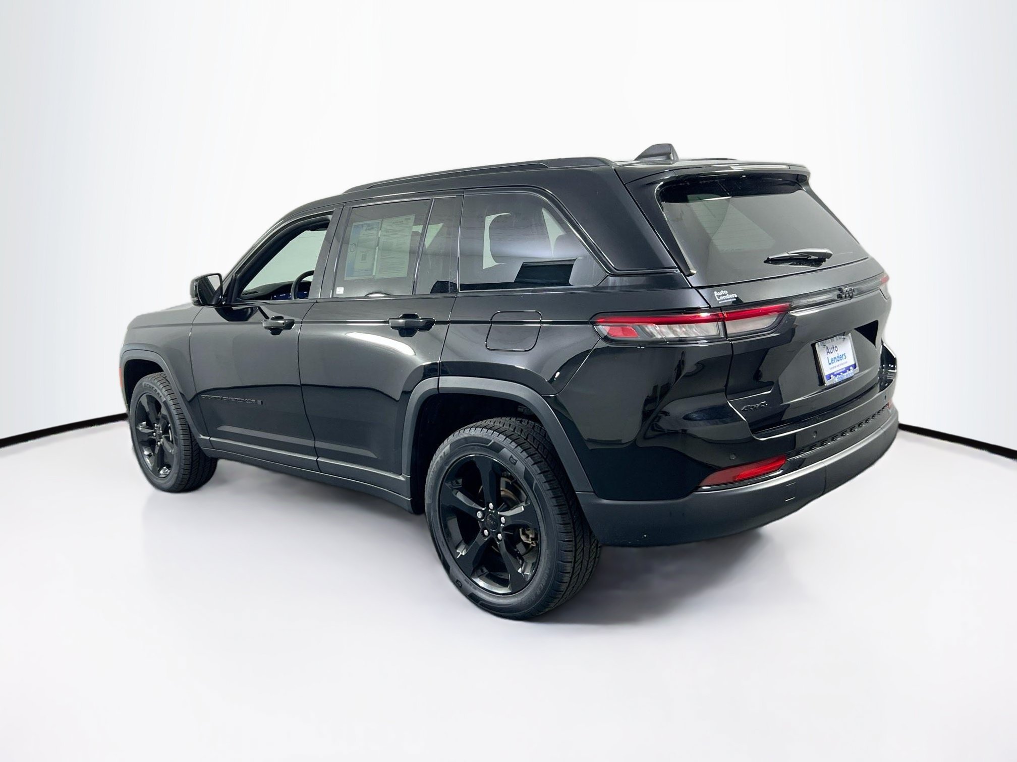 Used 2023 Jeep Grand Cherokee Altitude AWD/4WD image 7