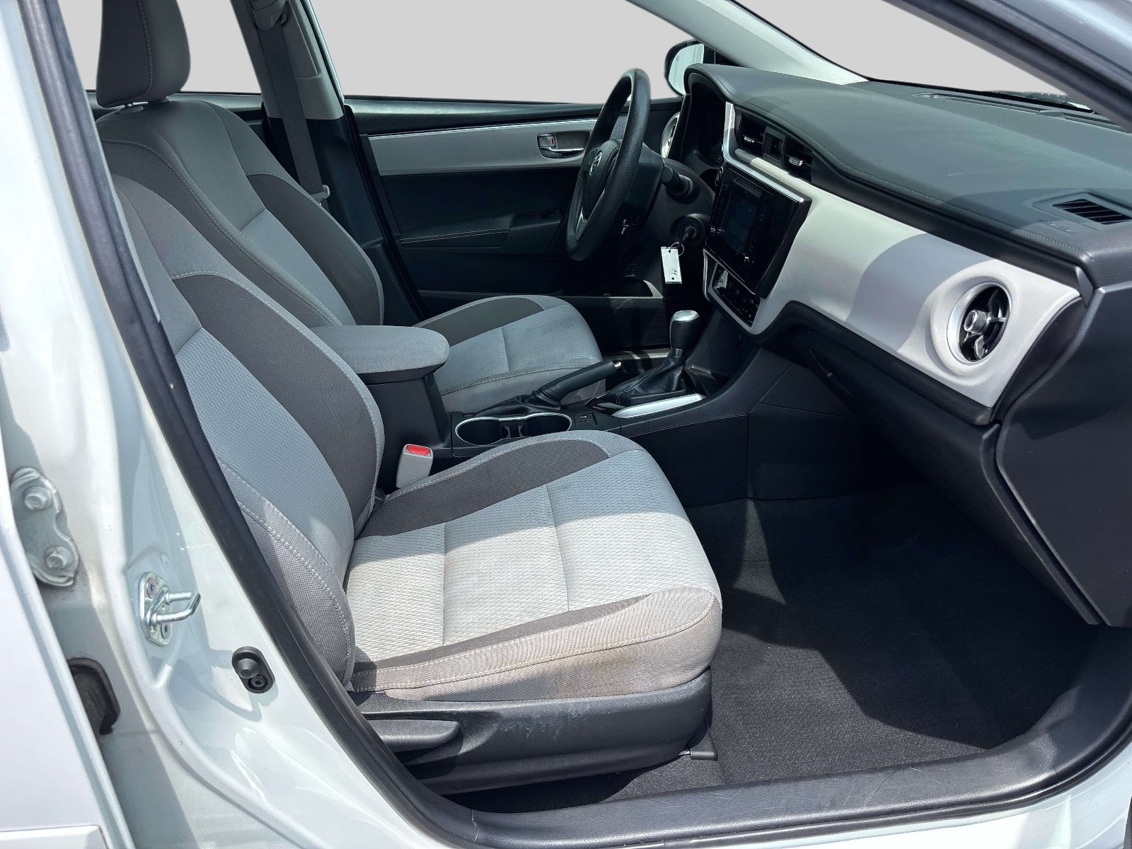Used 2018 Toyota Corolla LE FWD image 11