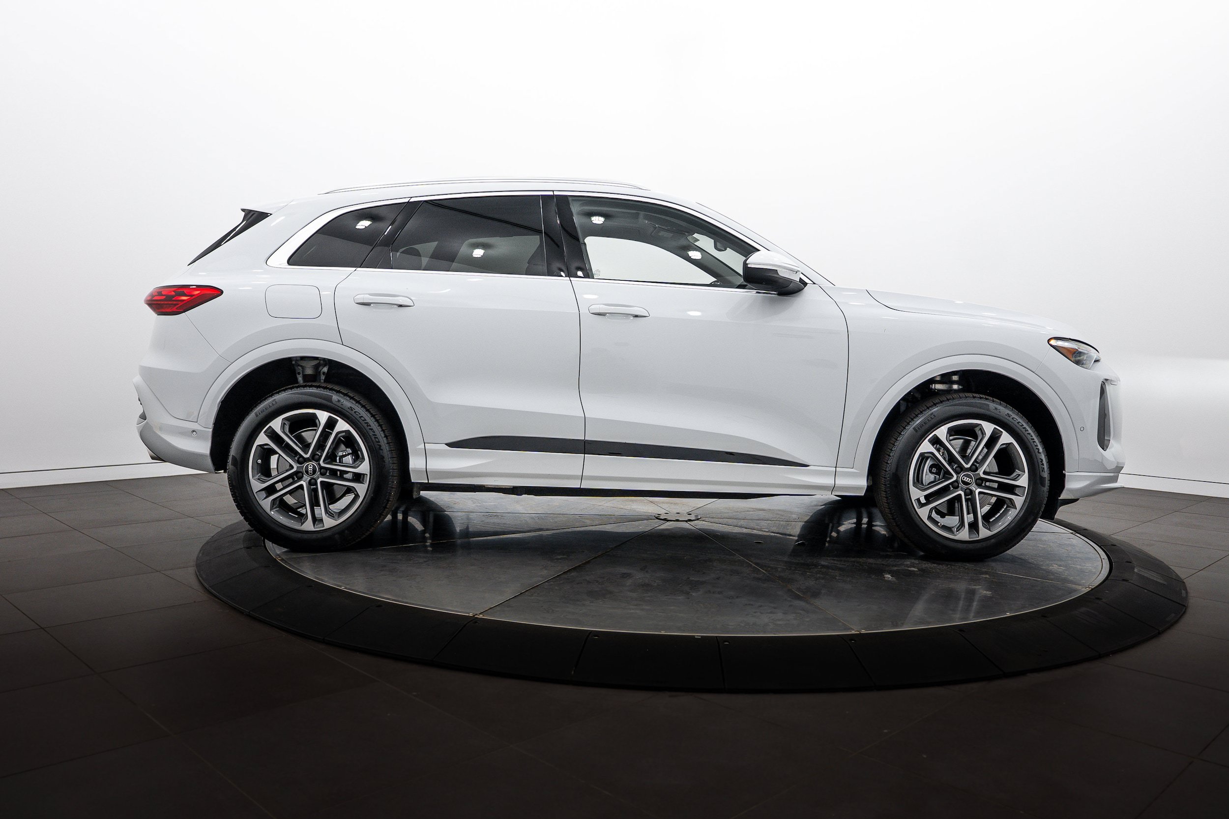 Used 2025 Audi Q5 Premium Plus w/ Premium Plus AWD/4WD image 3