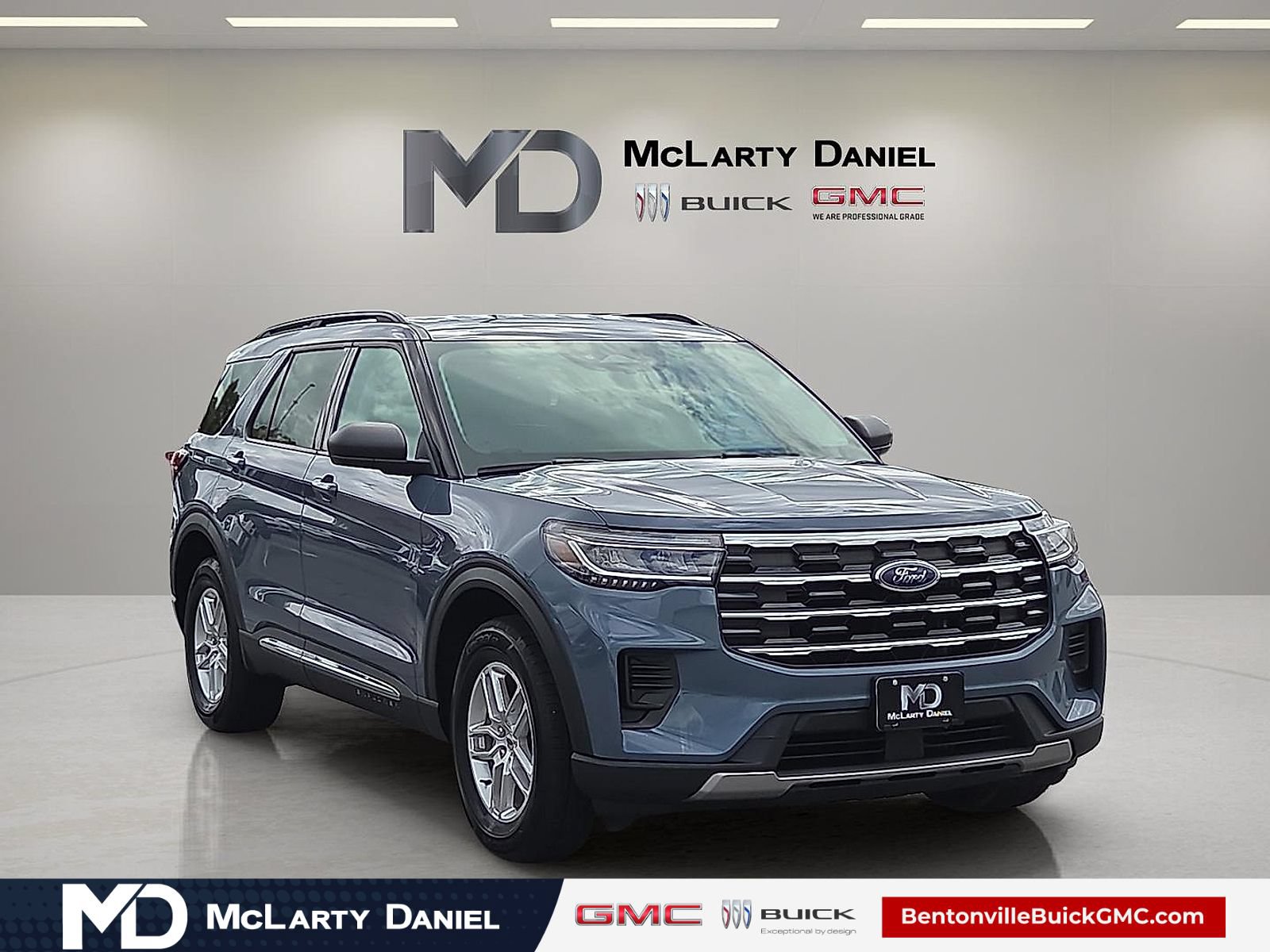 Used 2025 Ford Explorer Active AWD/4WD image 1