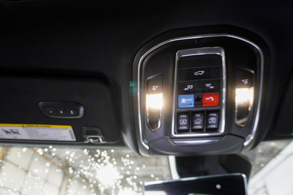 Used 2024 Jeep Grand Cherokee Limited w/ Luxury Tech Group II image 33