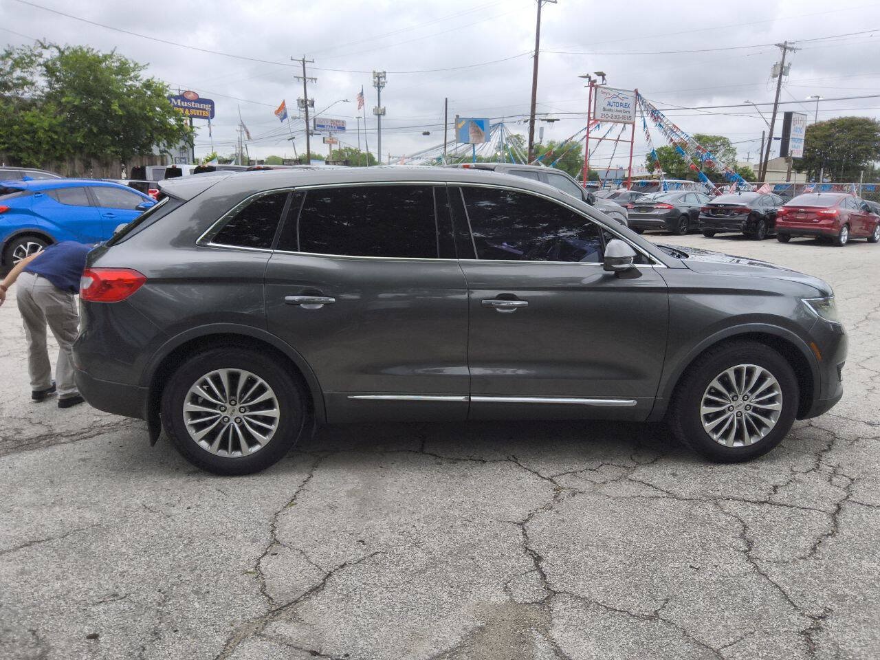 Used 2017 Lincoln MKX Select w/ Select Plus Package FWD image 3