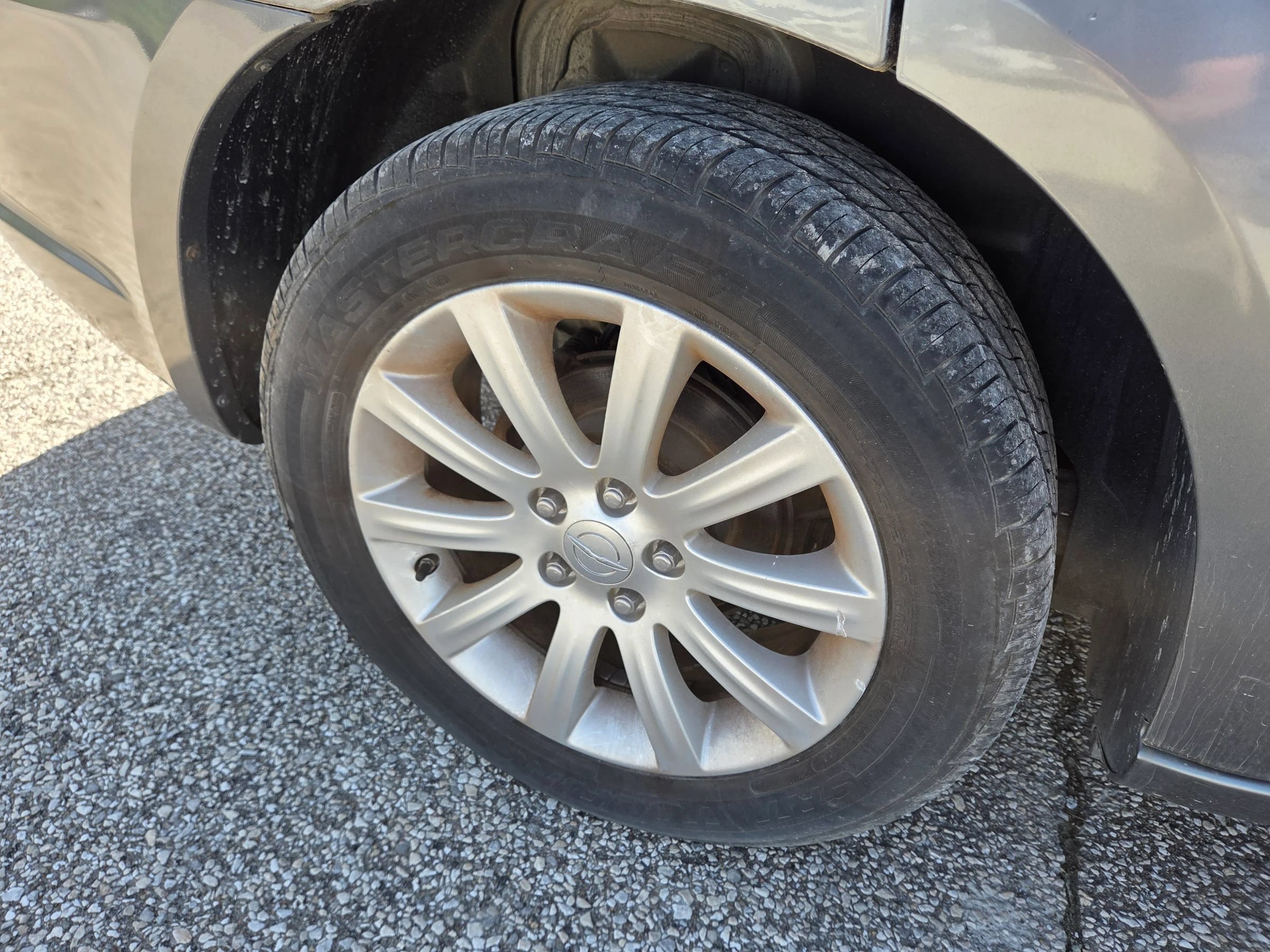 Used 2011 Chrysler 200 Touring FWD image 10