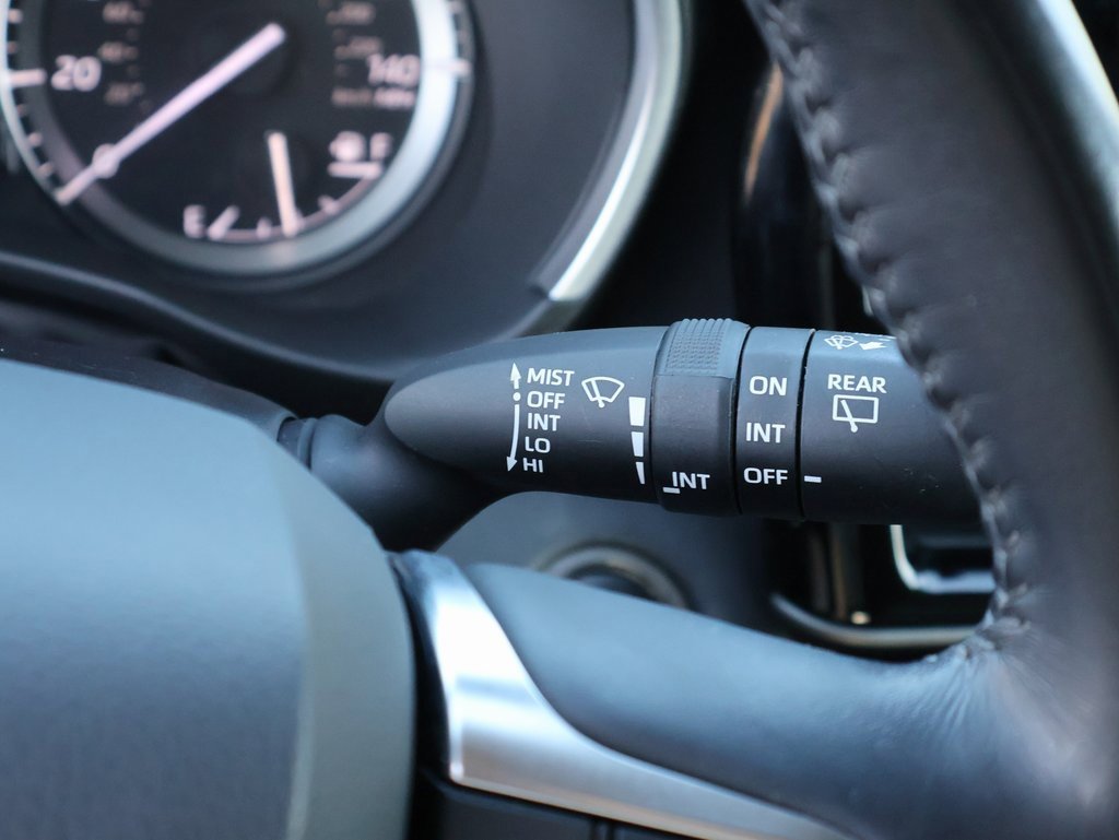 Used 2020 Toyota Highlander XLE image 32