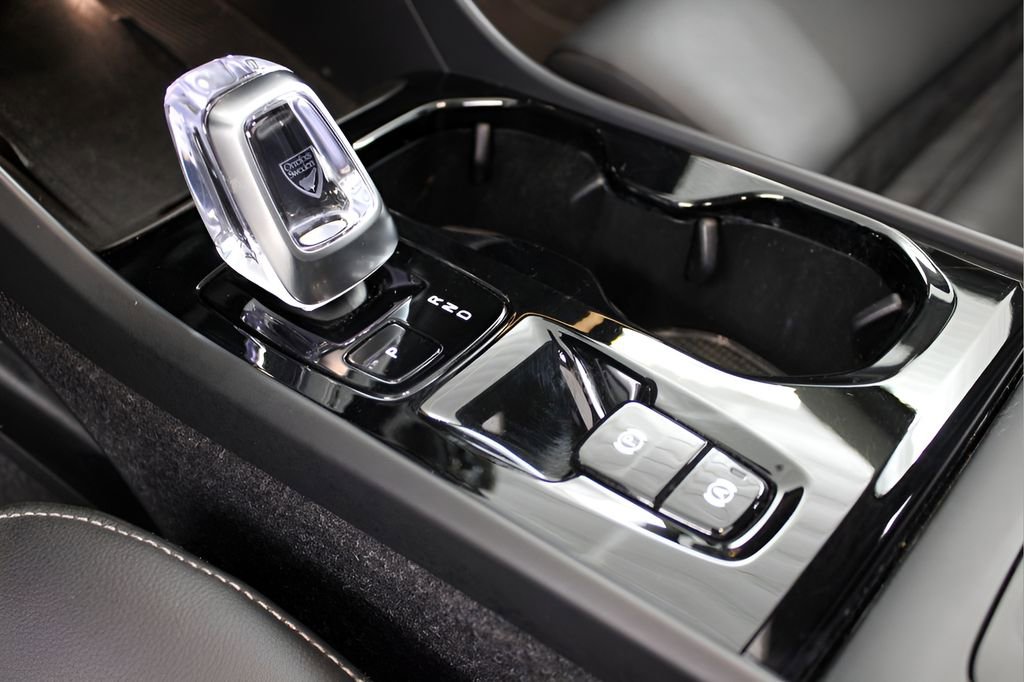 Used 2025 Volvo XC40 B5 Ultra AWD/4WD image 43
