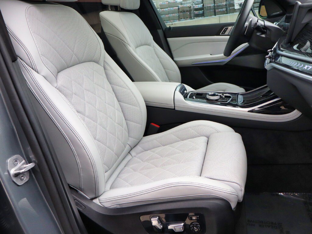 Used 2025 BMW X7 xDrive40i w/ M Sport Package AWD/4WD image 24