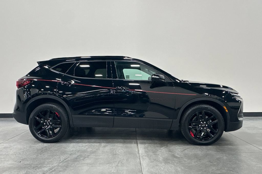 Used 2025 Chevrolet Blazer LT w/ Sound & Technology Package AWD/4WD image 3