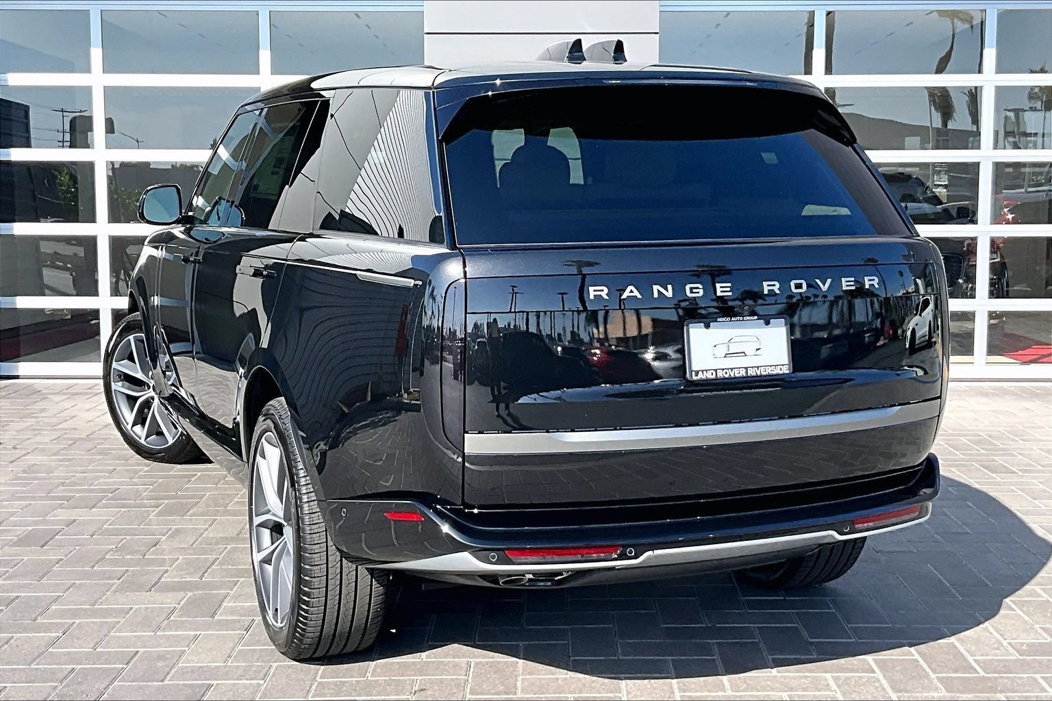 New 2026 Land Rover Range Rover Long Wheelbase SE AWD/4WD image 3