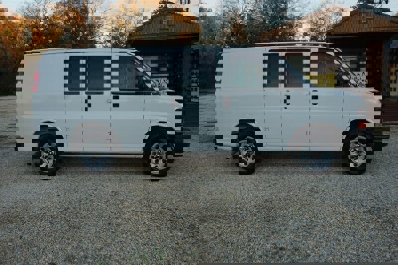 Used 2010 Chevrolet Express 1500 image 21