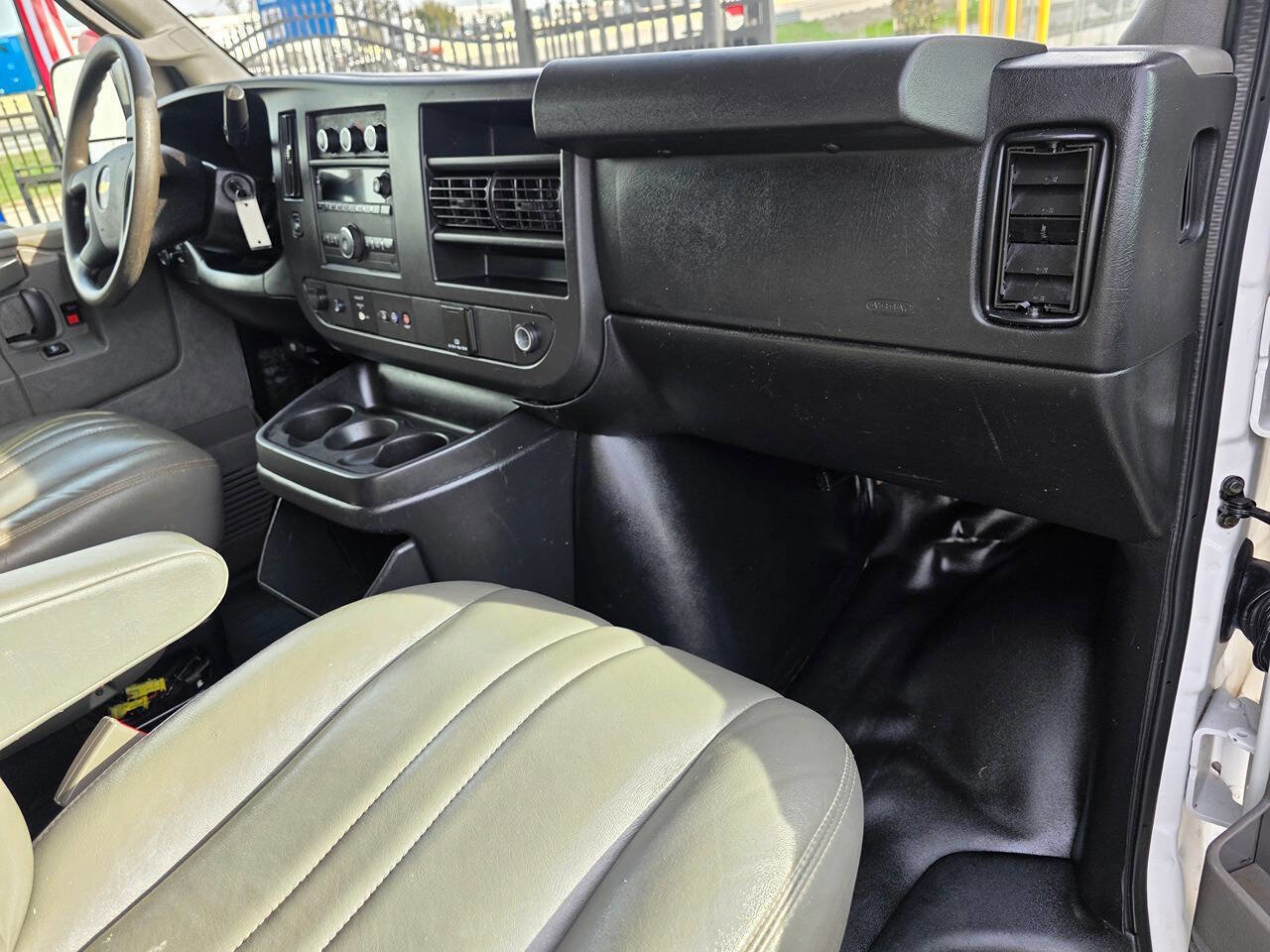 Used 2019 Chevrolet Express 2500 Extended image 18