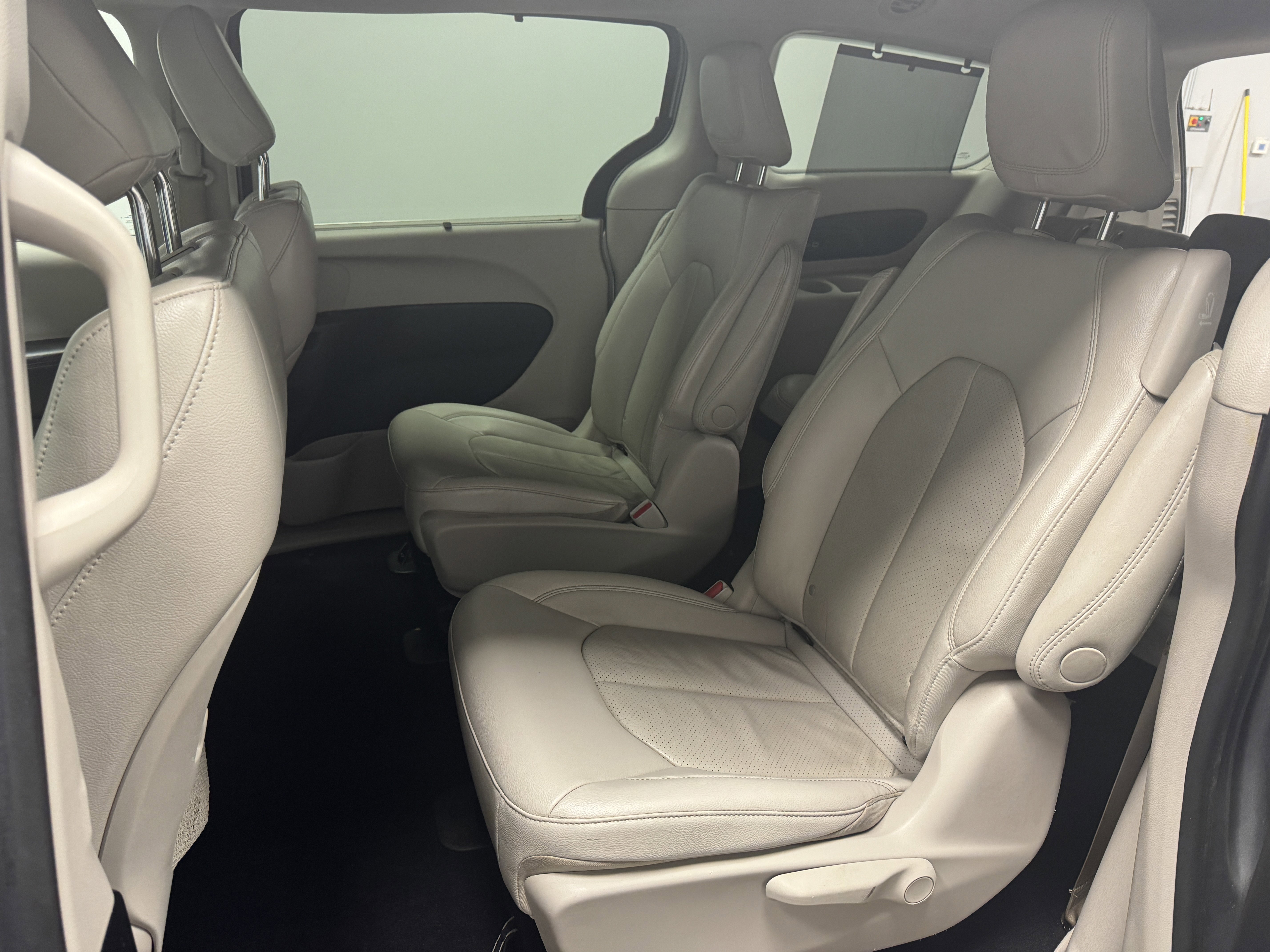 Used 2021 Chrysler Pacifica Touring-L image 16