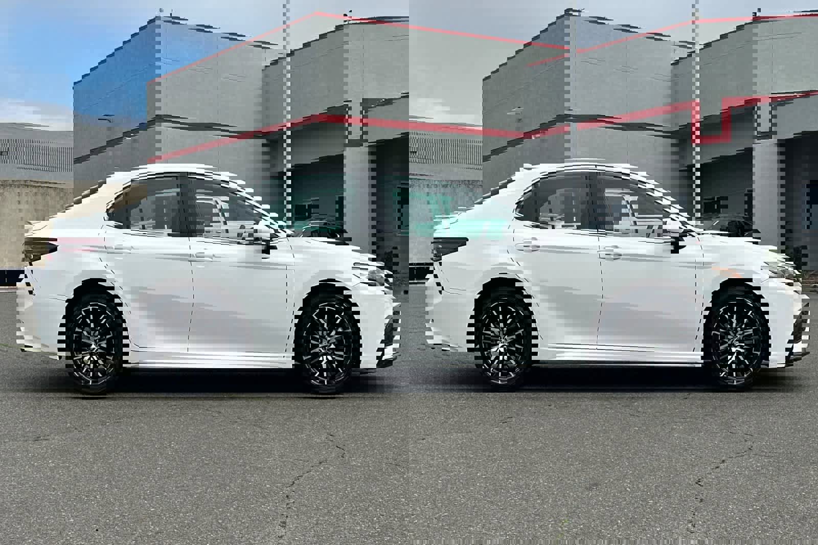 Certified 2022 Toyota Camry SE image 6