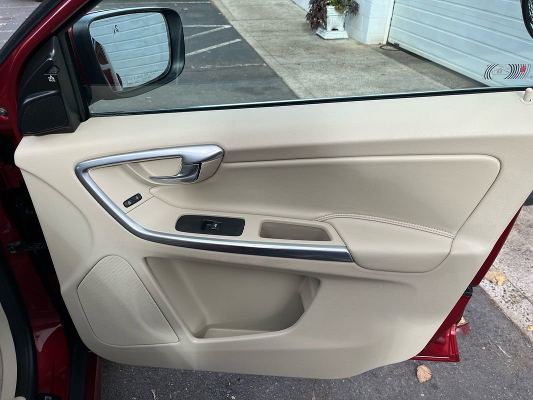 Used 2016 Volvo XC60 T6 w/ Proximity Package image 22