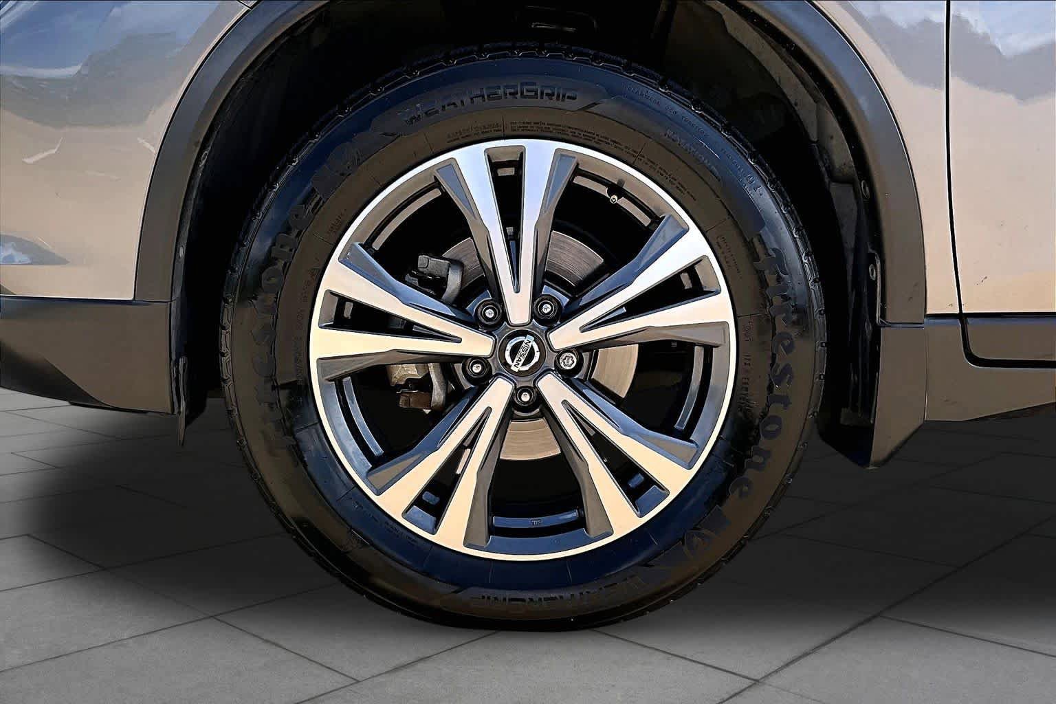 Used 2019 Nissan Rogue SV w/ Premium Package FWD image 11