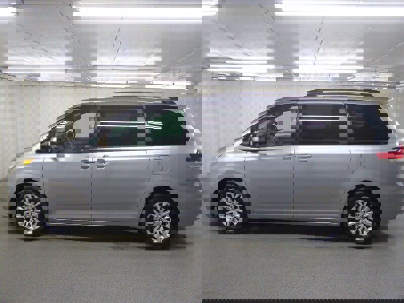 Used 2013 Toyota Sienna XLE image 4