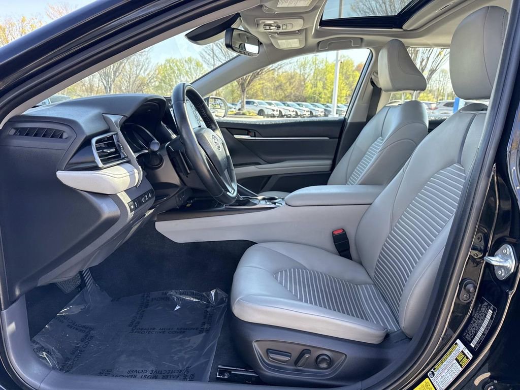 Used 2022 Toyota Camry SE w/ Cold Weather Package FWD image 17