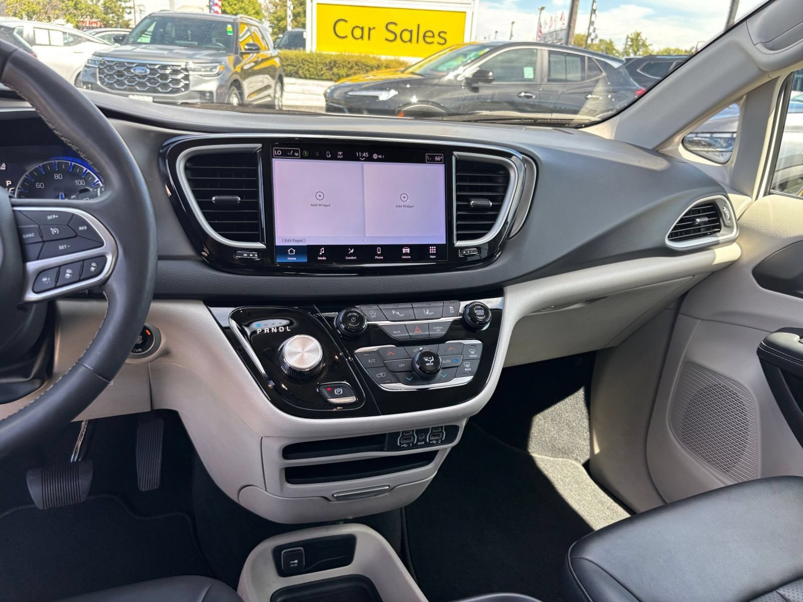Used 2024 Chrysler Pacifica Touring-L FWD image 16