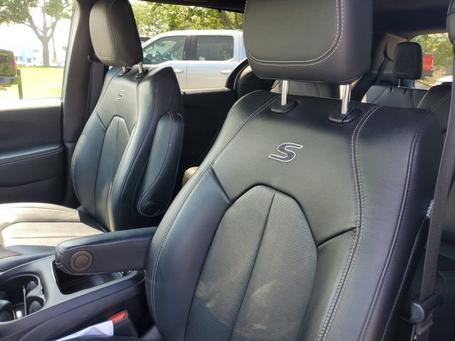 Used 2021 Chrysler Pacifica Touring-L w/ S Appearance Package FWD image 13