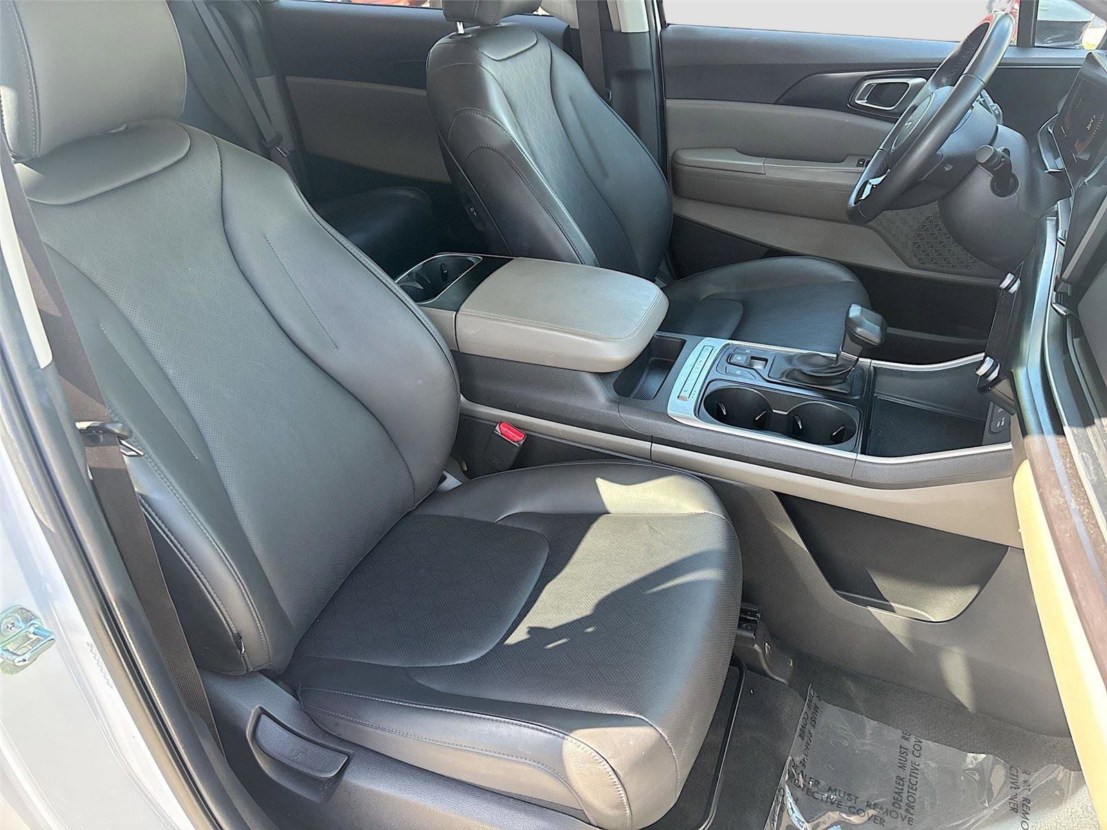 Used 2025 Kia Carnival FWD image 33