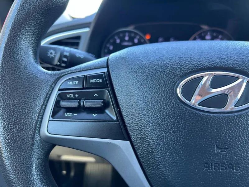 Used 2017 Hyundai Elantra SE image 19