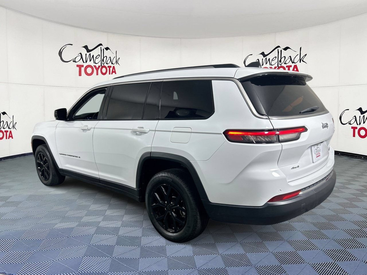 Used 2023 Jeep Grand Cherokee L Limited AWD/4WD image 5