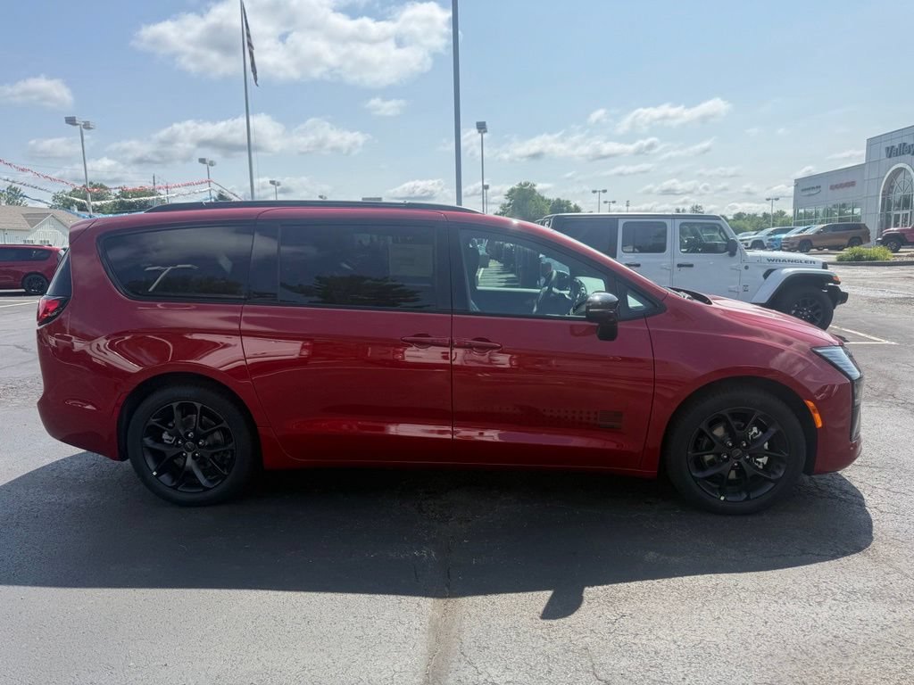 New 2027 Chrysler Pacifica Select FWD image 2
