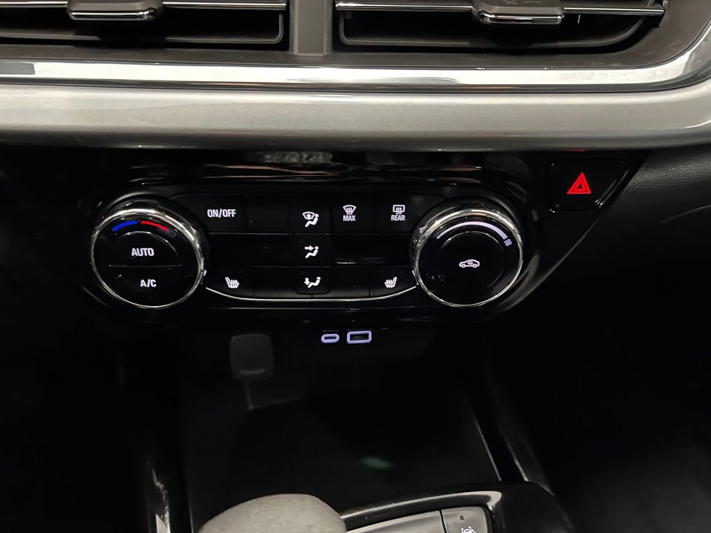 Used 2024 Chevrolet Trax LT w/ LT Convenience Package image 16