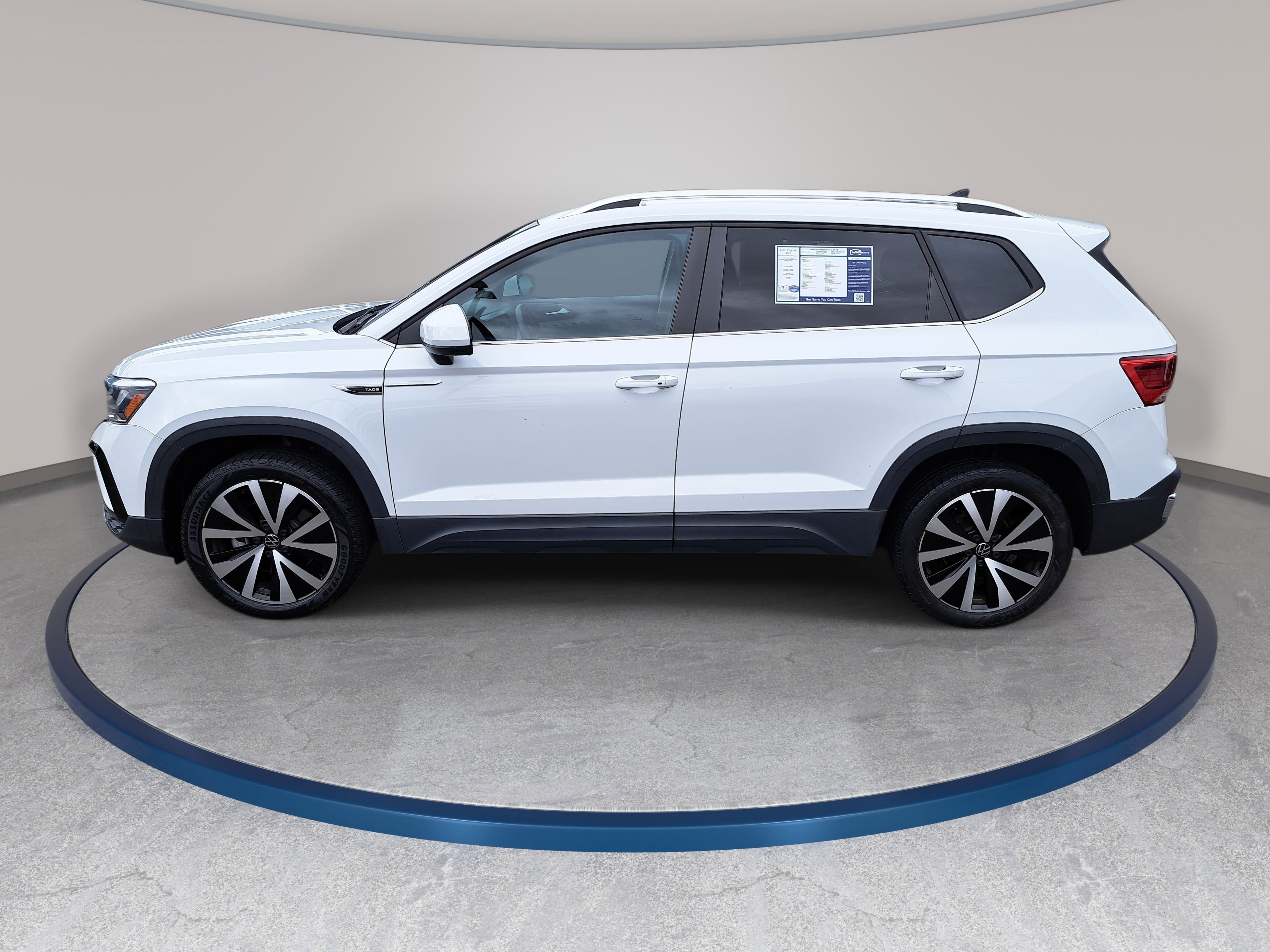 Used 2023 Volkswagen Taos SE w/ Panoramic Sunroof Package FWD image 8