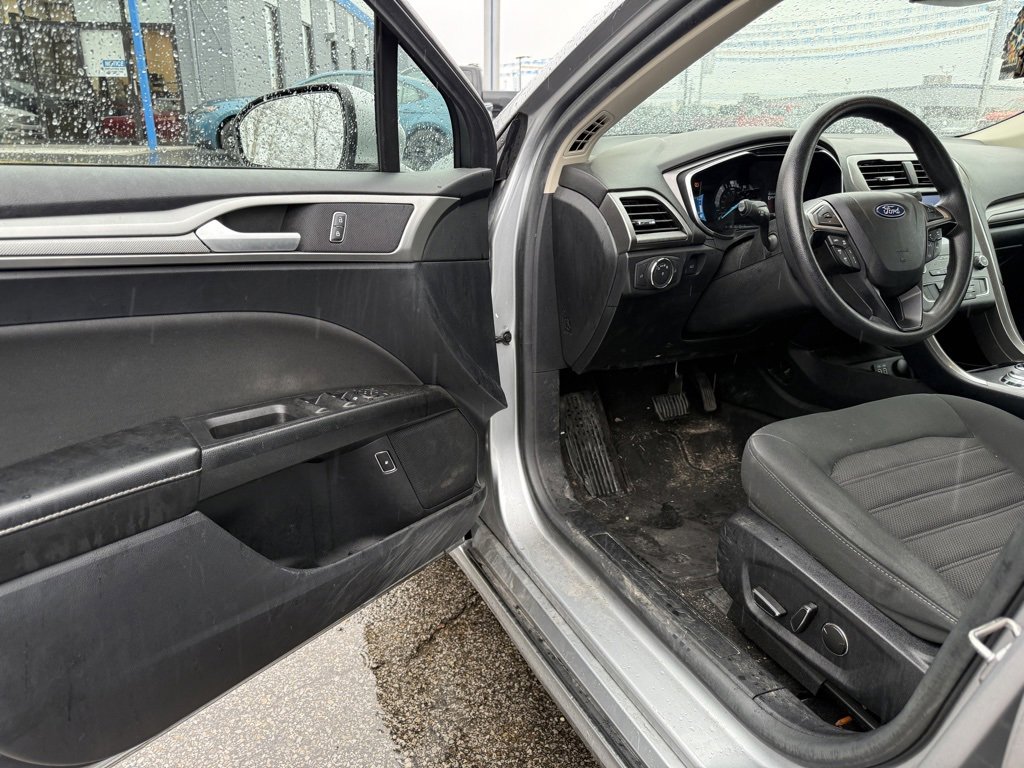 Used 2020 Ford Fusion SE image 12