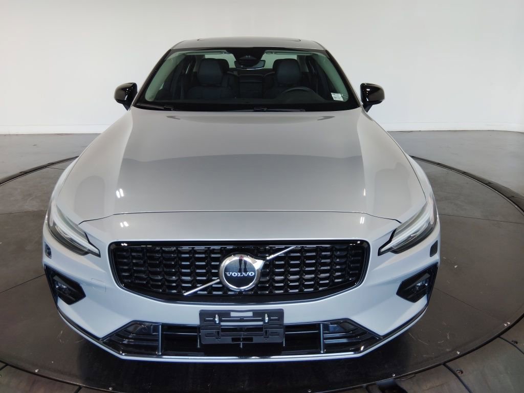 Used 2025 Volvo S60 B5 Core image 3