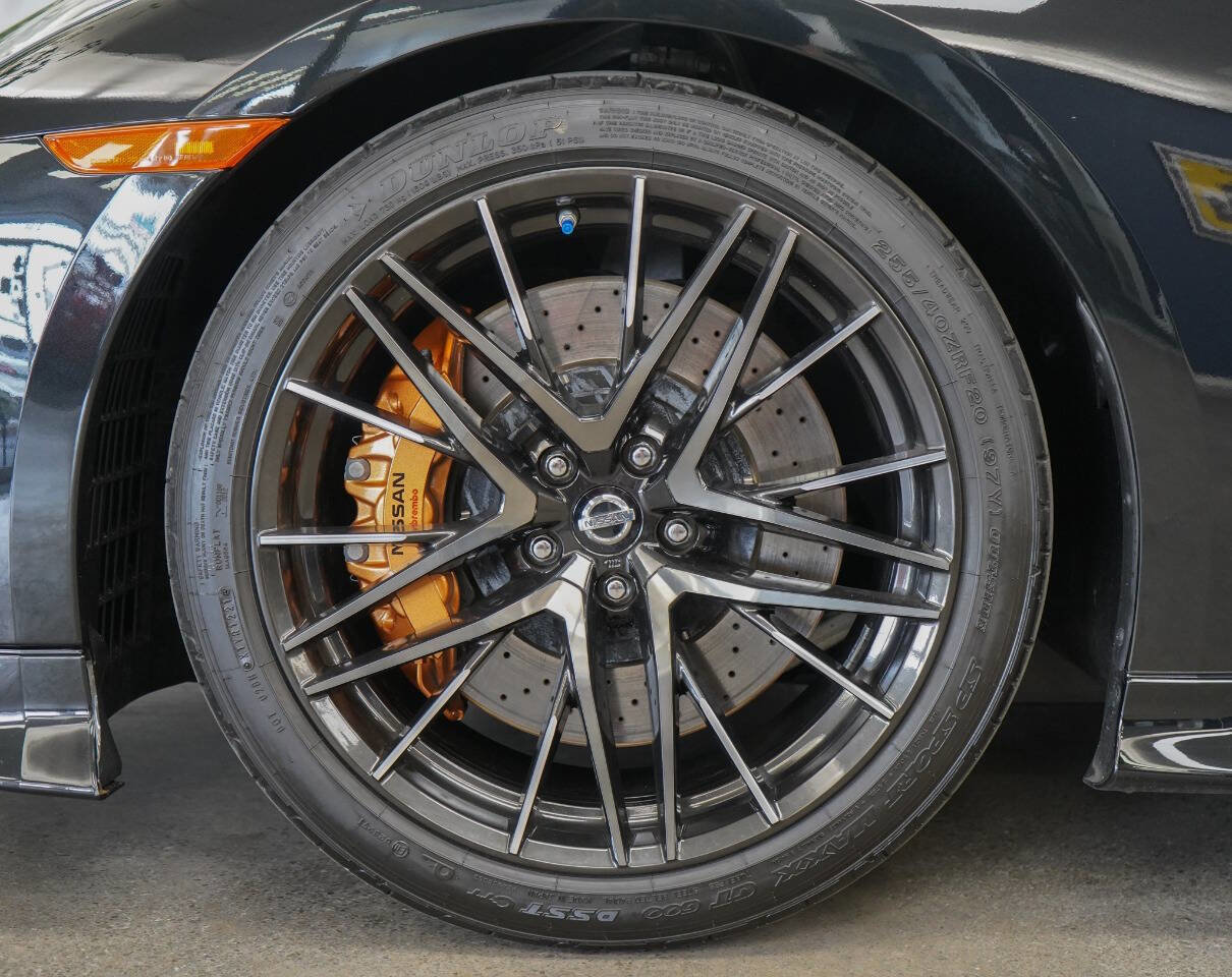 Used 2021 Nissan GT-R Premium image 8