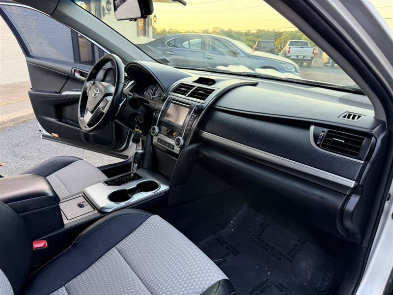 Used 2013 Toyota Camry SE w/ Preferred Accessory Pkg FWD image 13