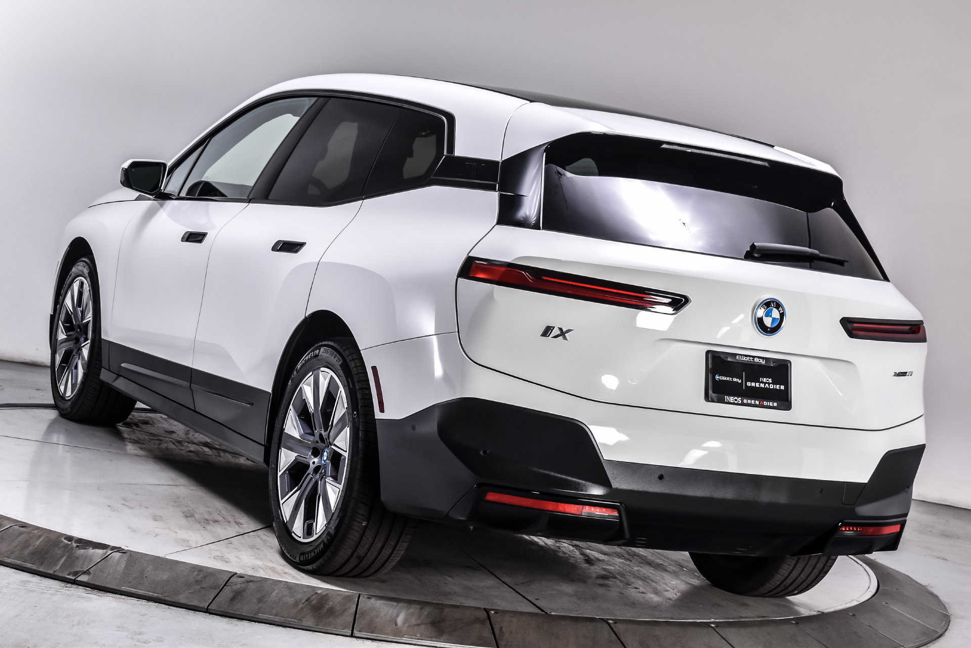 Used 2024 BMW iX xDrive50 w/ Premium Package AWD/4WD image 4