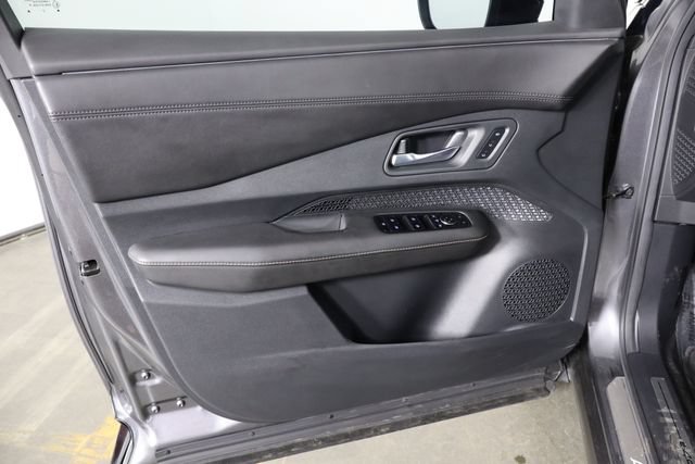 Used 2023 Nissan Ariya AWD image 19