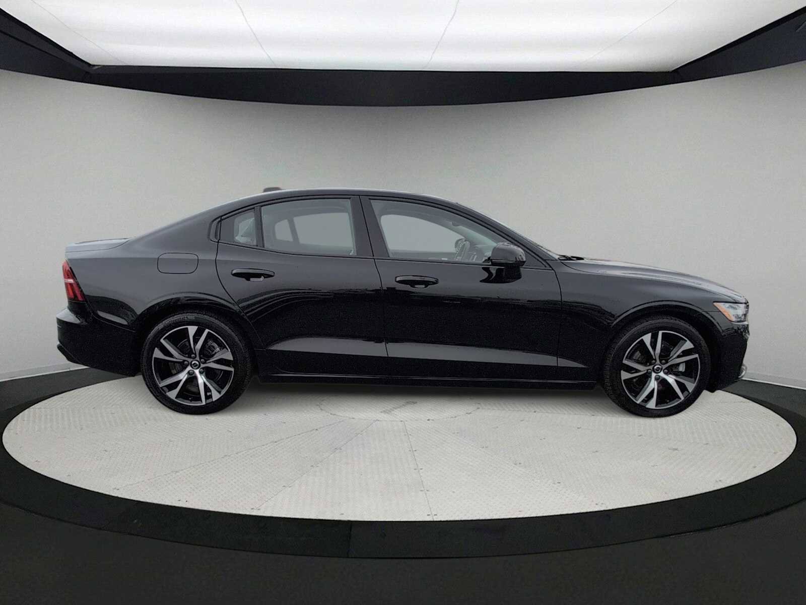 Used 2024 Volvo S60 B5 Core image 9