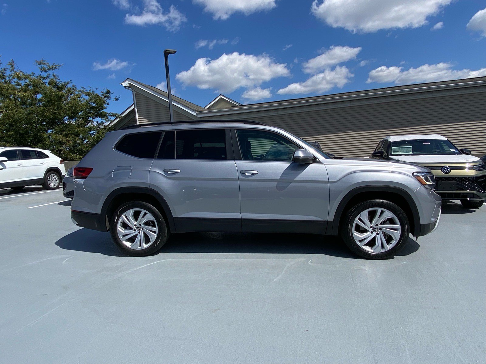 Used 2023 Volkswagen Atlas SE w/ Panoramic Sunroof Package AWD/4WD image 2