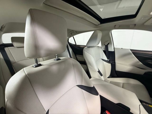 Used 2025 Lexus ES 300h w/ Premium Package image 35