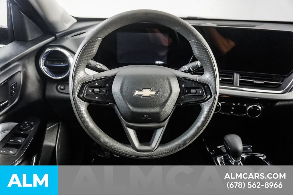 Used 2025 Chevrolet Trax LT FWD image 25