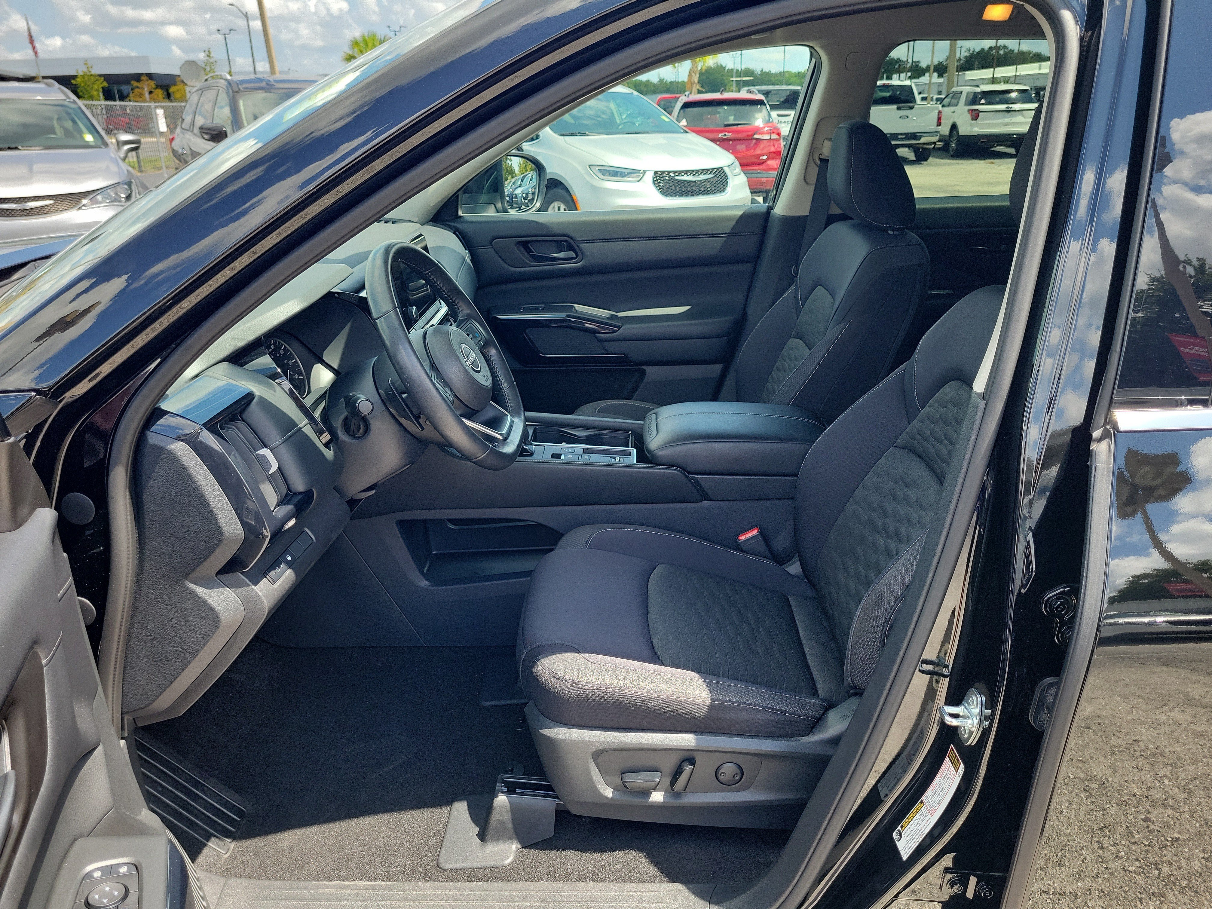 Certified 2024 Nissan Pathfinder SV w/ Black Appearance Package FWD image 12