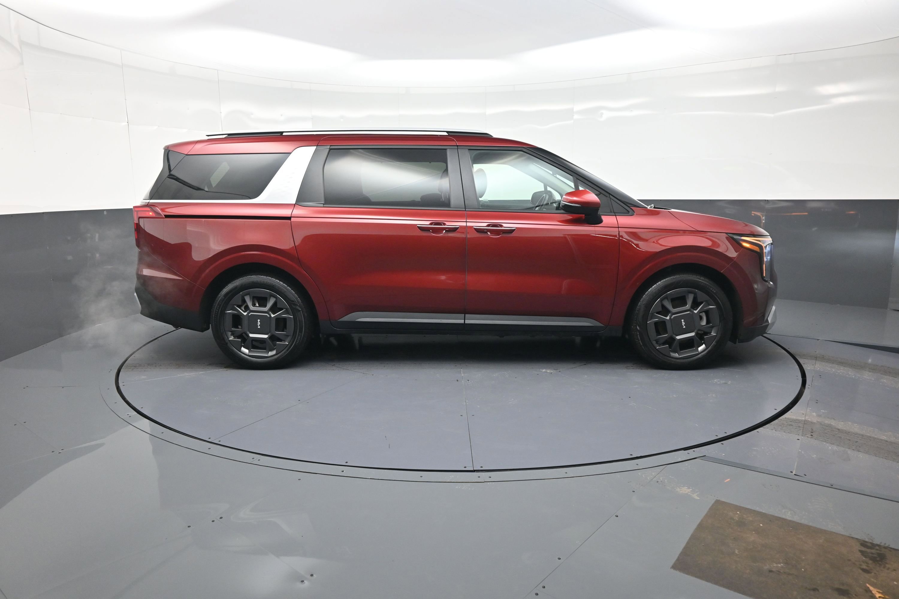 Used 2025 Kia Carnival EX image 2