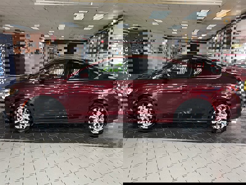 Used 2015 Chrysler 200 Limited w/ Convenience Group image 2