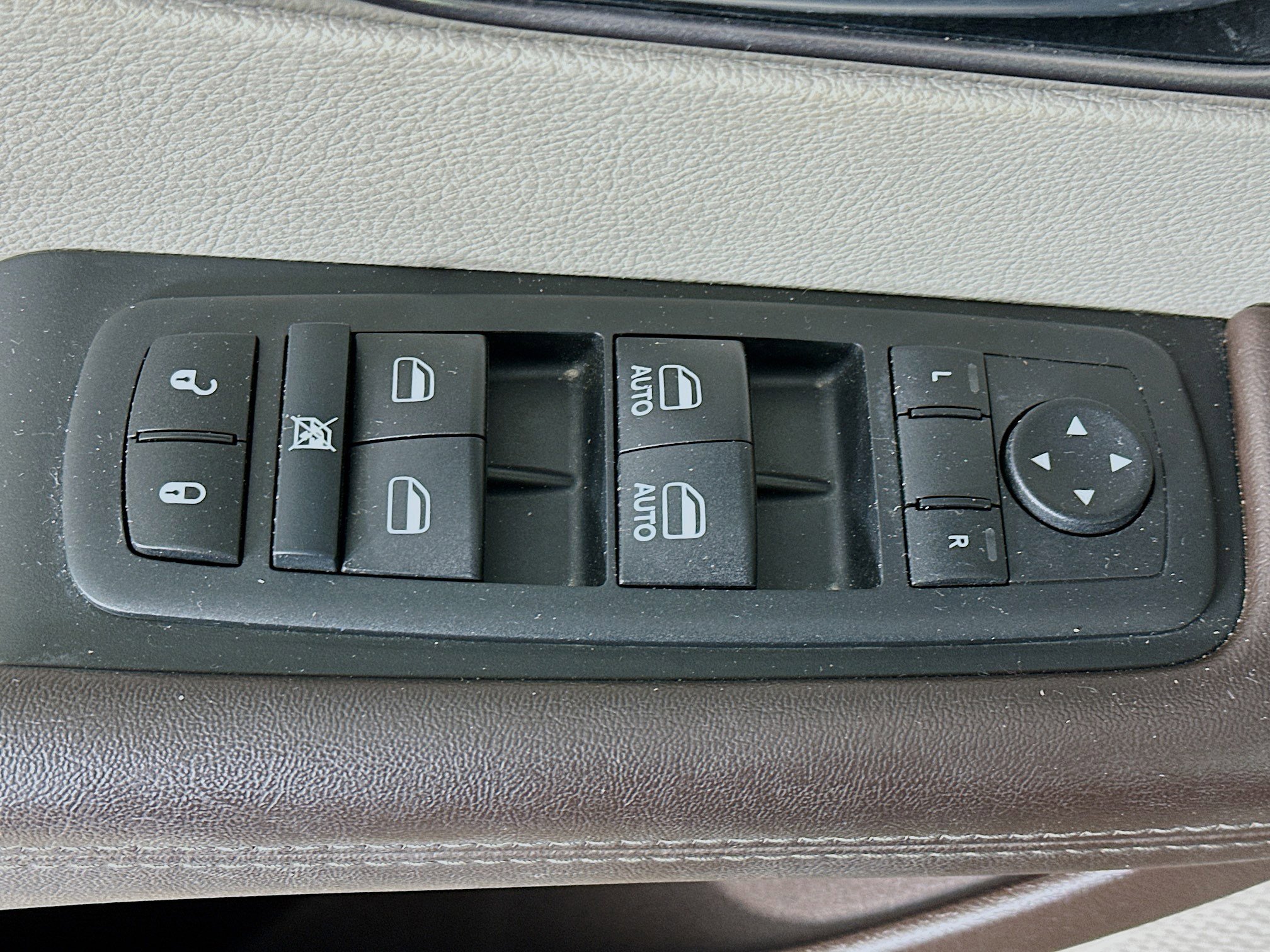 Used 2017 Chrysler Pacifica Touring-L w/ Tire & Wheel Group image 15