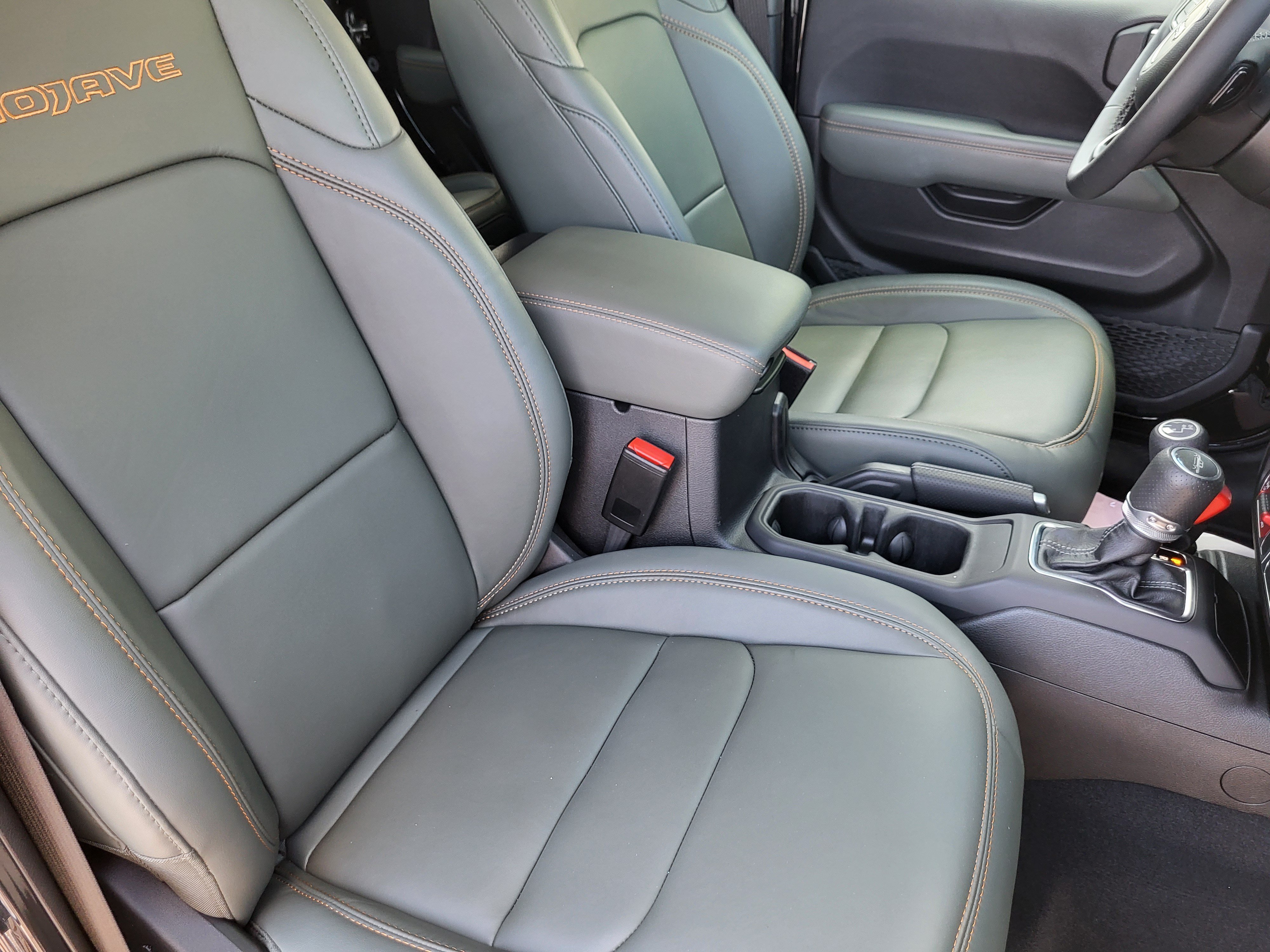 Used 2025 Jeep Gladiator Mojave w/ Convenience Group AWD/4WD image 11