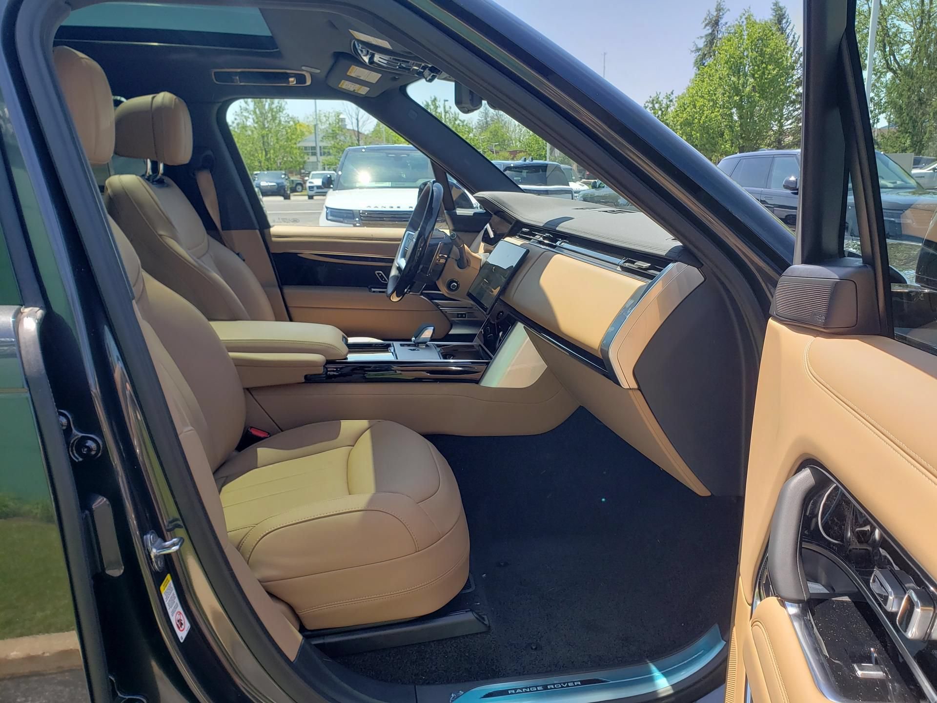 New 2026 Land Rover Range Rover Long Wheelbase SE AWD/4WD image 17