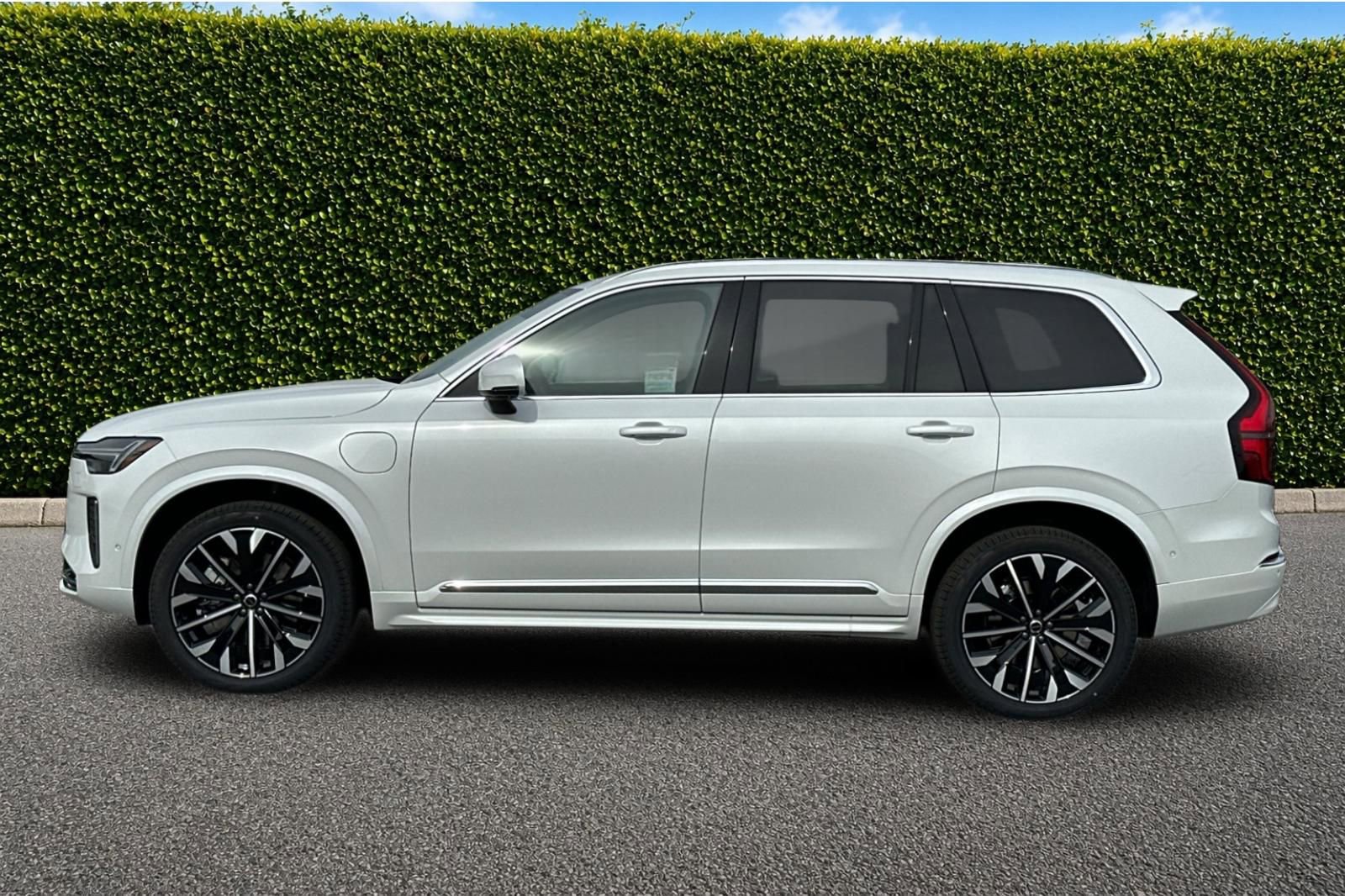 New 2025 Volvo XC90 T8 Plus w/ Protection Package Premier AWD/4WD image 3
