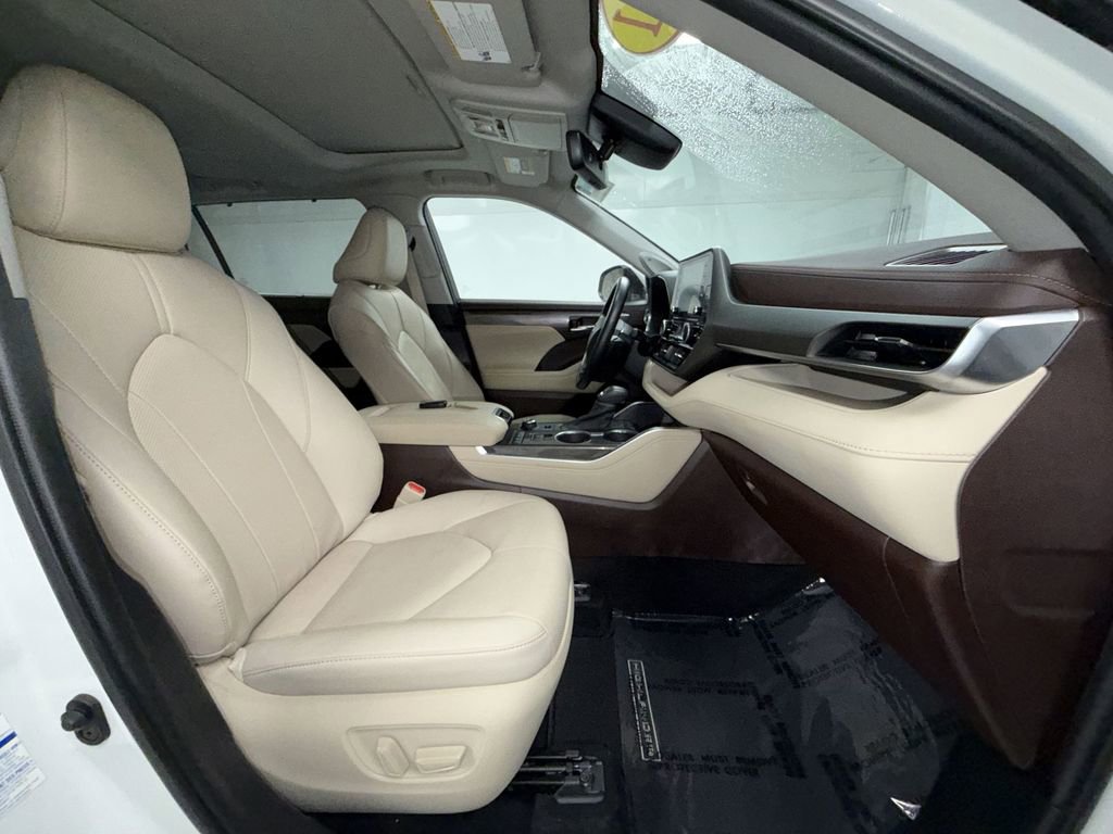 Used 2021 Toyota Highlander Limited image 6