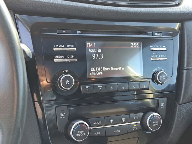 Used 2017 Nissan Rogue SV w/ Sun & Sound Touring Package image 14