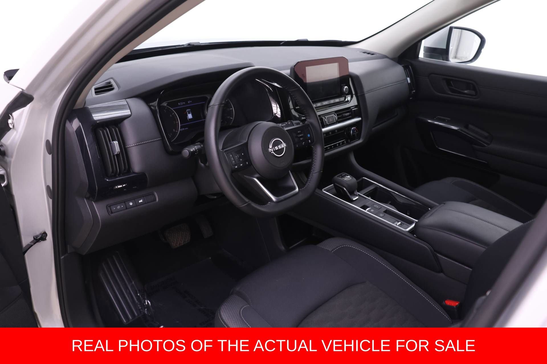 Used 2025 Nissan Pathfinder SV FWD image 3